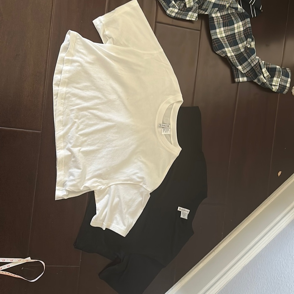 Simple black and white crop T